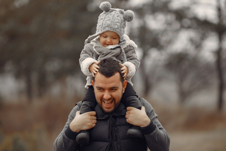 Więcej ojców korzysta z urlopu rodzicielskiego, ale wciąż nie wykorzystują pełnej puli