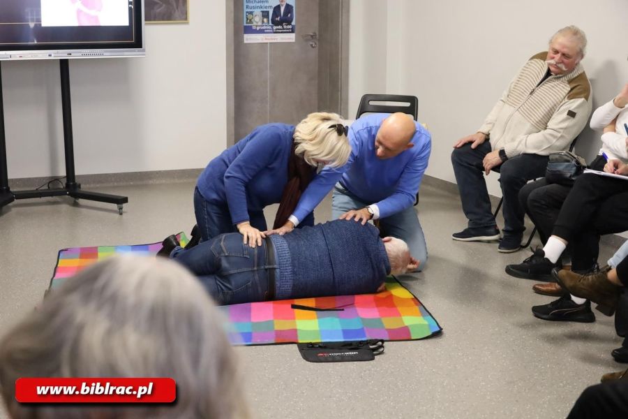Seniorzy uczyli się zasad pierwszej pomocy w raciborskiej bibliotece