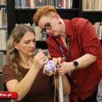 Drugie życie bombek. Warsztaty makramy w raciborskiej bibliotece
