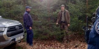 Świąteczne choinki pod kontrolą policjantów z Kuźni Raciborskiej i Straży Leśnej legalne choinki raciborz