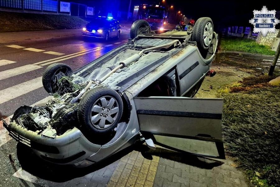 Dachowanie w Roszkowie. 23-latek najprawdopodobniej zasnął za kierownicą