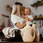 Nierówny podział obowiązków domowych wciąż normą kobieta matka rodzic dziecko porzadki dom