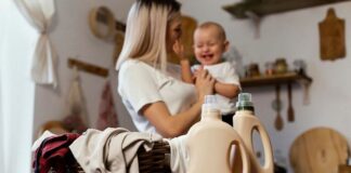 Nierówny podział obowiązków domowych wciąż normą kobieta matka rodzic dziecko porzadki dom