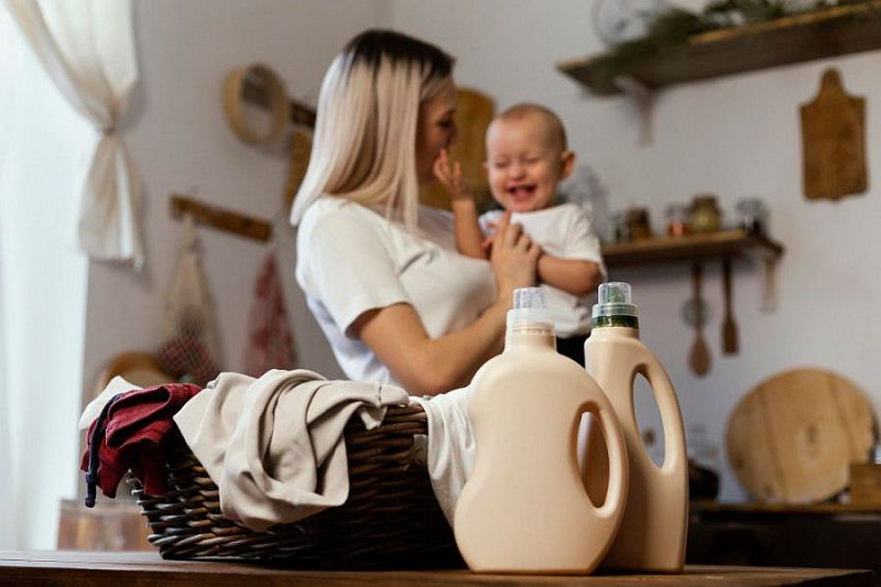 kobieta matka rodzic dziecko porzadki dom