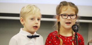 Przedszkolaki zaśpiewały kolędy w raciborskiej bibliotece