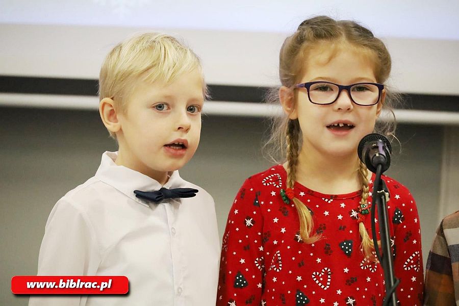 Przedszkolaki zaśpiewały kolędy w raciborskiej bibliotece