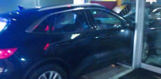 69-latek wjechał w budynek stacji paliw w Raciborzu