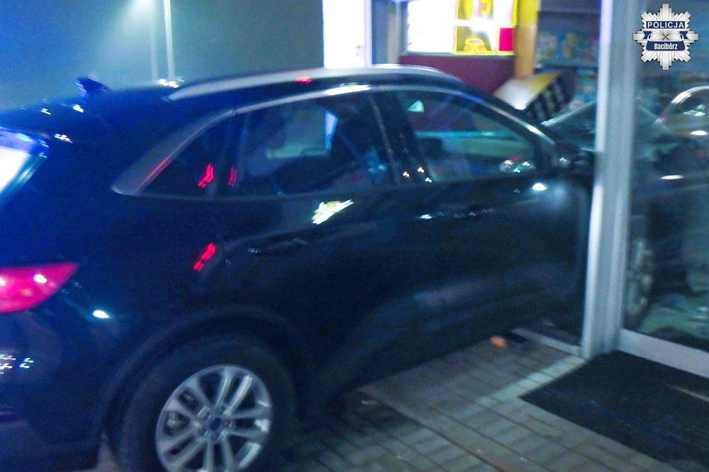 69-latek wjechał w budynek stacji paliw w Raciborzu