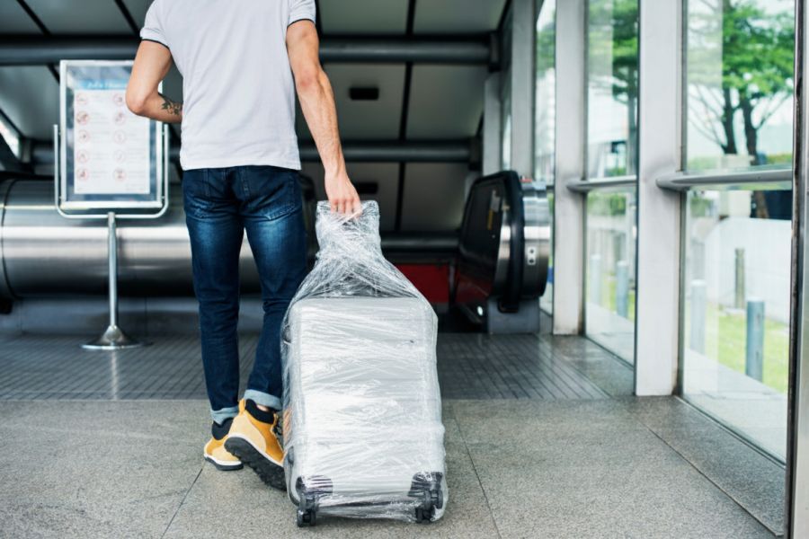 UE mówi „stop” jednorazowej folii. Zmiany dotkną także pasażerów