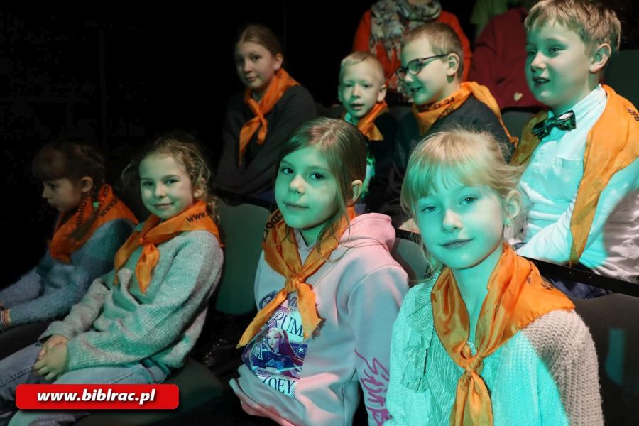 Młodzi czytelnicy z Raciborza na spektaklu „Tuwim dla dzieci”