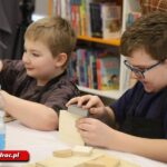 Dzieci stworzyły zimowe obrazy podczas zajęć w bibliotece