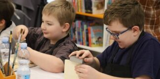 Dzieci stworzyły zimowe obrazy podczas zajęć w bibliotece