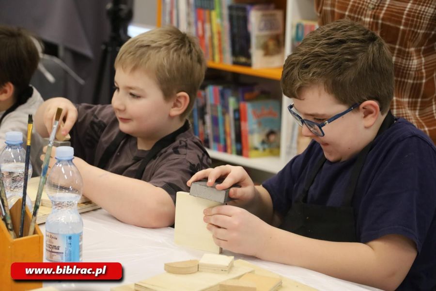 Dzieci stworzyły zimowe obrazy podczas zajęć w bibliotece