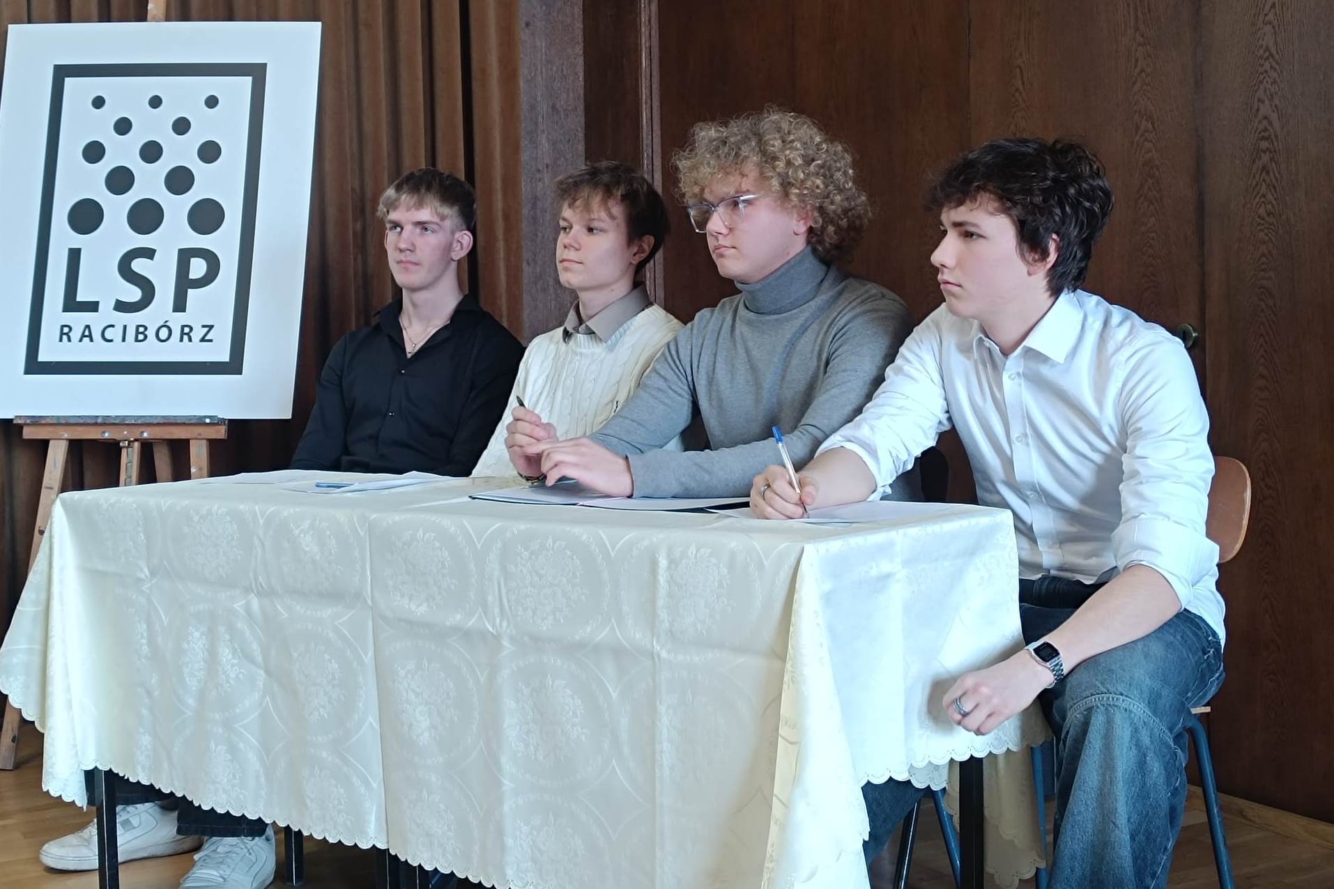 Czy płatności bezgotówkowe to domena wyłącznie młodych? Debata oksfordzka w ZSO nr 1