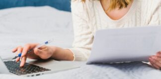 Gąszcz przepisów problemem dla podatników. Ruszają rozliczenia za 2025 rok komputer dokumenty home office zdalna