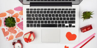 komputer praca walentynki