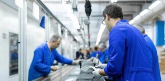 Zmiany w przepisach o zatrudnianiu obywateli Ukrainy wyzwaniem dla firm praca fabryka zaklad przemysl