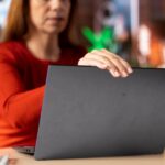 Koniec z ukrywaniem zarobków? Kandydaci odrzucają ogłoszenia bez widełek praca komputer kobieta