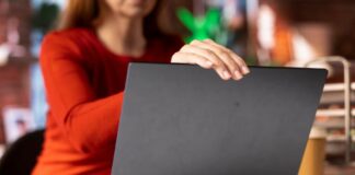 praca komputer kobieta