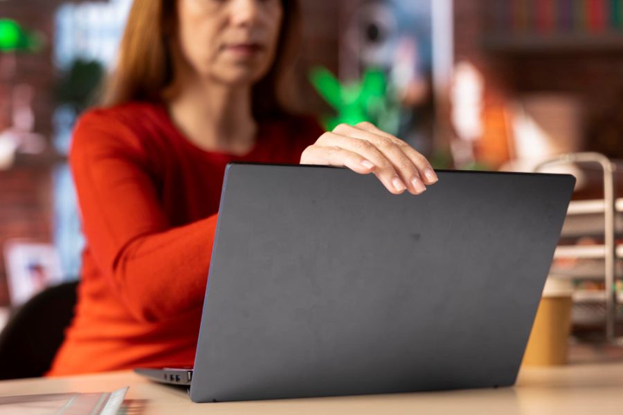 Koniec z ukrywaniem zarobków? Kandydaci odrzucają ogłoszenia bez widełek praca komputer kobieta