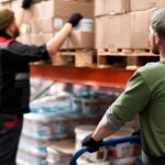 Jedna pensja nie wystarcza. Połowa z nas podejmuje dodatkową pracę praca magazyn