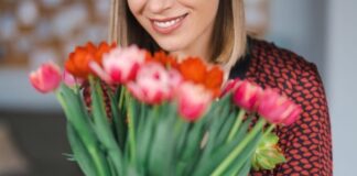 kobieta praca kwiaty urodziny