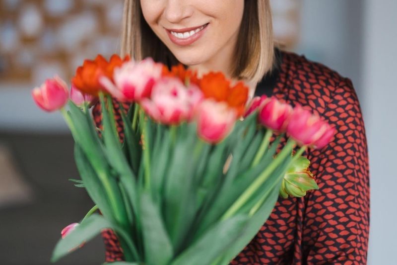 kobieta praca kwiaty urodziny