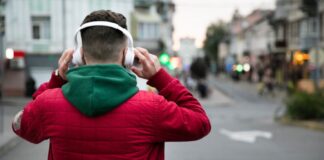 Górny Śląsk przyzwyczajony do dźwięków przemysłu, ale hałas nadal szkodzi sluchawki muzyka ulica miasta halas