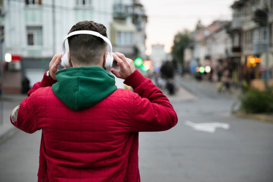 sluchawki muzyka ulica miasta halas