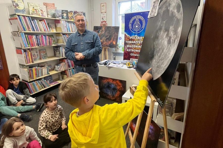 Kosmos na wyciągnięcie ręki. Spotkanie z Bogdanem Tkaczukiem w rudzkiej bibliotece
