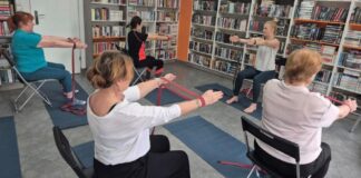 „Joga na krześle” dla seniorów bibliotece na Ostrogu