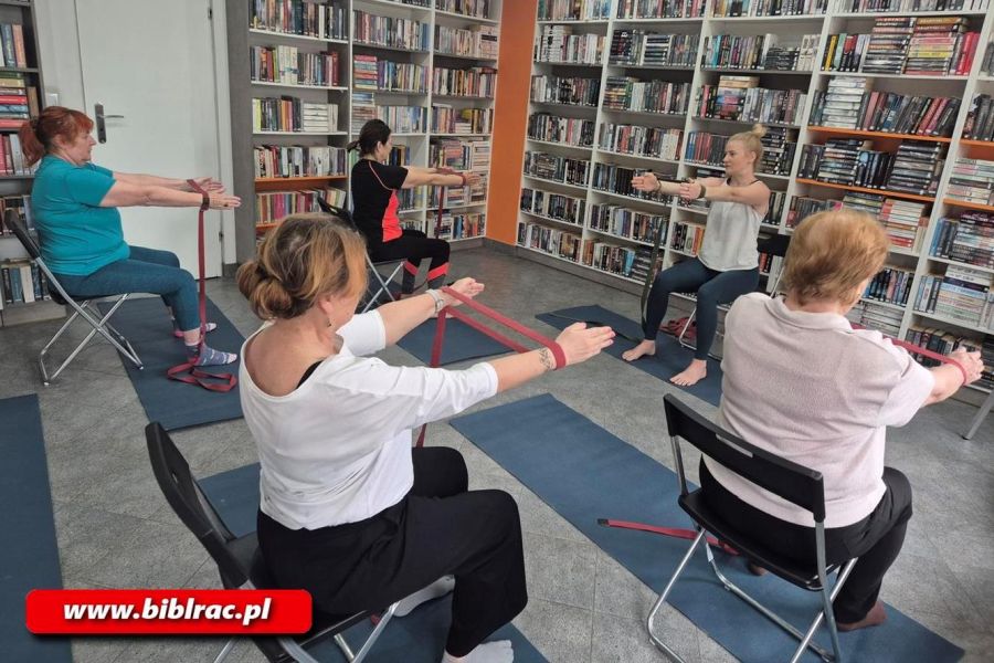 „Joga na krześle” dla seniorów bibliotece na Ostrogu