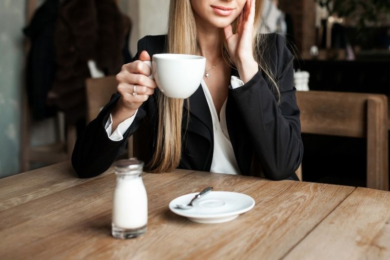 Z restauracji i kawiarni znikną jednorazowe saszetki z ketchupem i cukrem restauracja kawiarnia sniadanie