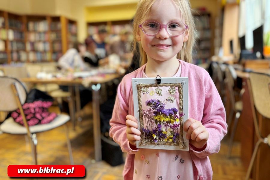 Witraże i kwiaty dla mam. Twórcze zajęcia w raciborskiej bibliotece