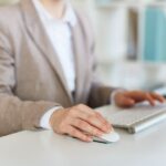 Sztuczna inteligencja ograniczy część stanowisk? Tak uważa połowa pracodawców komputer praca biuro