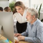 praca mlodziez seniorzy komputer