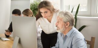 praca mlodziez seniorzy komputer