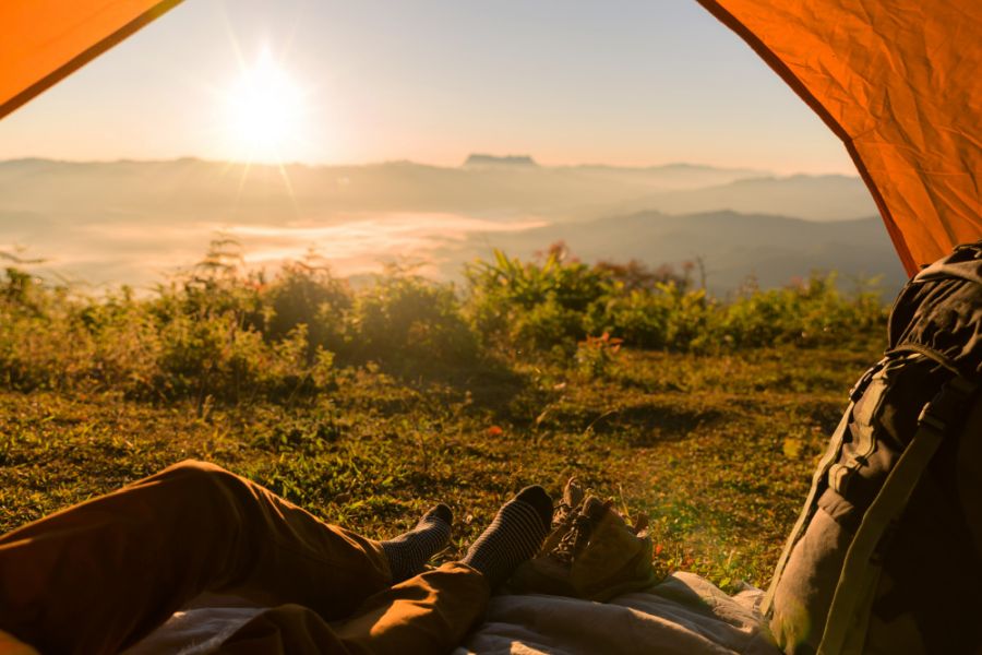 Noc pod gwiazdami w Beskidach. Gdzie można legalnie biwakować? namiot gory beskid slaski