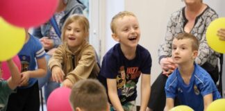 Pan Poeta odwiedził raciborską bibliotekę. Było mnóstwo zabawy i śmiechu