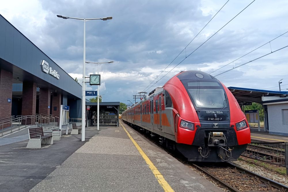 Kolej bije rekordy. PKP Intercity i Polregio przewiozły więcej pasażerów niż przed rokiem pociag polregio raciborz stacja