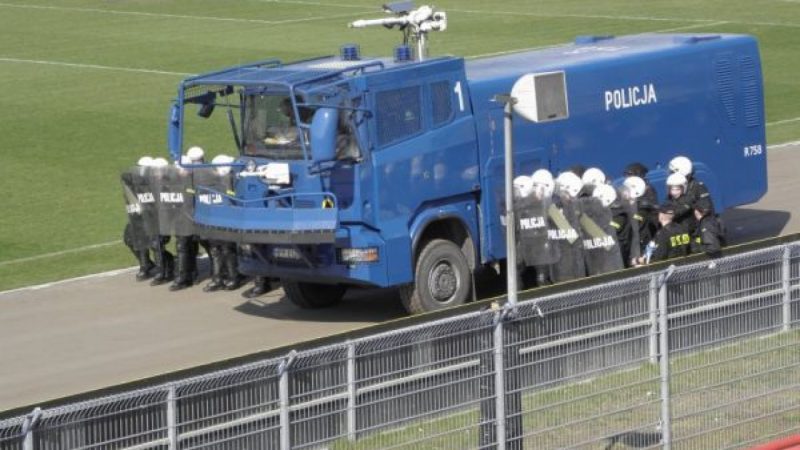 Policyjne ćwiczenia na stadionie