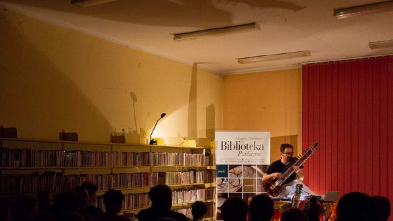 Wojciech Jagielski w Bibliotece wieczorową porą