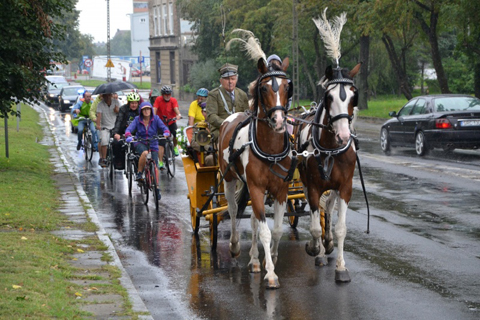 przejazd jeźdźców i rowerzystów szlakiem husarii